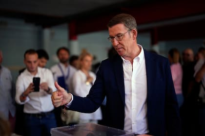 El líder del Partido Popular Alberto Núñez Feijoo emite su voto en las elecciones del domingo 23 de julio, 2023. 