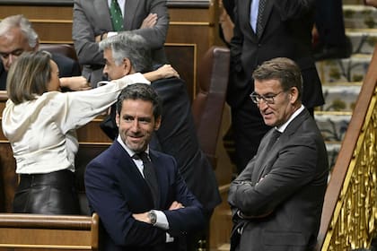 El líder del Partido Popular (PP), Alberto Núñez Feijoo (R), y el diputado del PP, Borja Semper, observan un debate parlamentario antes de una votación para elegir al próximo primer ministro de España, en el Congreso de los Diputados en Madrid el 16 de noviembre de 2023.