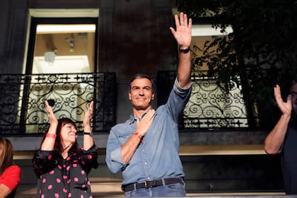 El líder del Partido Socialista Obrero y actual presidente del Gobierno, Pedro Sánchez, saluda a sus simpatizantes frente a la sede del partido en Madrid, España, domingo 23 de julio de 2023.