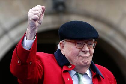 El líder del partido ultraderechista francés Liga Nacional Jean-Marie Le Pen en la estatua de Juana de Arco en París el 1 de mayo de 2017. (AP foto/Kamil Zihnioglu)