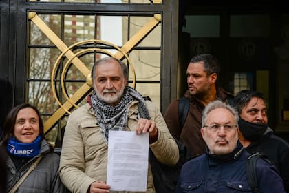 El líder del Polo Obrero, Eduardo Belliboni, muestra la carta que presentó, en la puerta de la CGT, sobre la calle Azopardo, en la Capital Federal