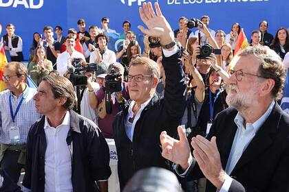 El líder del PP, Alberto Núñez Feijóo, junto a los expresidentes, Mariano Rajoy y José María Aznar(Crédito: AFP)