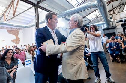El líder del PP, Alberto Núñez Feijoo, presenta el programa cultural de su partido junto al exministro durante la etapa del socialista José Luis Rodríguez Zapatero, César Antonio Molina