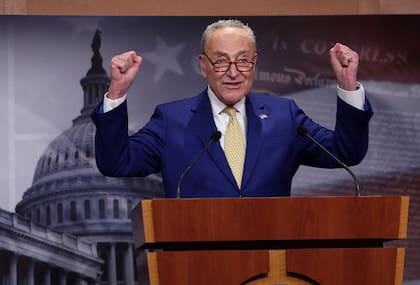 El líder demócrata del Senado, Charles Schumerm celebra el plan de ayuda aprobado.  (Kevin Dietsch / GETTY IMAGES NORTH AMERICA / Getty Images via AFP)