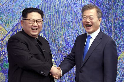 El líder norcoreano Kim Jong Un, a la izquierda, posa con el presidente surcoreano Moon Jae-in en 2018