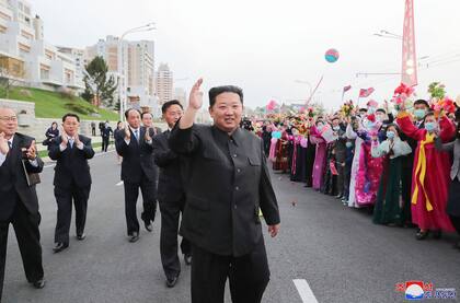 El líder norcoreano Kim Jong-un, al llegar al evento de la inauguración del complejo de departamentos