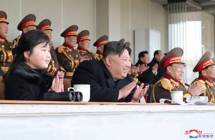 El líder norcoreano, Kim Jong-un, asiste a un evento deportivo con su hija en un lugar no revelado