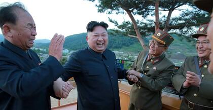 El líder norcoreano Kim Jong-un, con científicos del ejército coreano