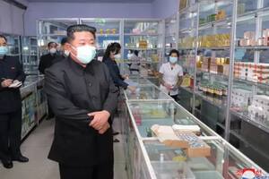El líder norcoreano, Kim Jong-un, con una mascarilla durante una visita a una farmacia de Pyongyang