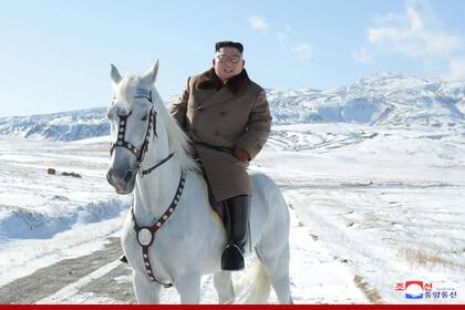 El líder norcoreano Kim Jong-un en un caballo blanco