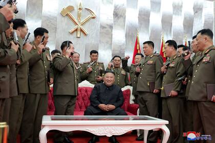 El líder regaló pistolas a los altos mandos de su Ejército, en el 67mo aniversario del final de la guerra de las dos Coreas