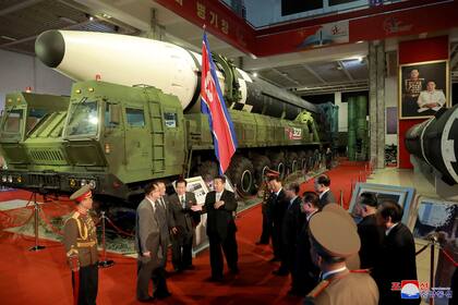 El líder norcoreano Kim Jong Un hablando frente a un misil balístico intercontinental (ICBM) mostrado durante la exposición "Autodefensa-2021", en la Casa de Exposiciones de las Tres Revoluciones en Pyongyang