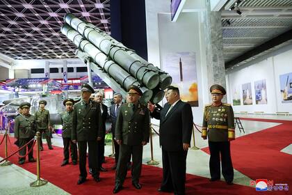 El líder norcoreano Kim Jong-un visita una exposición de armamentos junto al ministro de Defensa ruso, Sergey Shoigu, en julio pasado