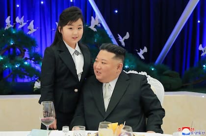 El líder norcoreano Kim Jong-un y su hija