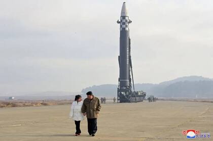El líder norcoreano Kim Jong-un y su hija