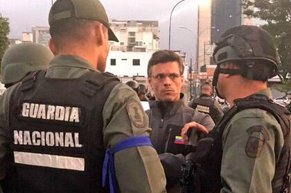 Leopoldo López coversa con un grupo de militares y guardias nacionales antichavistas