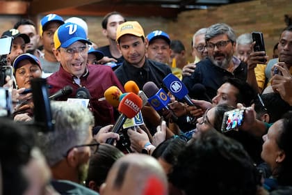 El líder opositor Henrique Capriles, del partido Primero Justicia, habla con los periodistas después de registrar su candidatura para las próximas elecciones primarias de la oposición en Caracas, Venezuela, el sábado 24 de junio de 2023. 