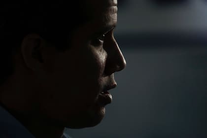 El líder opositor Juan Guaidó habla durante una entrevista con Associated Press en Caracas, Venezuela, el jueves 10 de febrero de 2022.