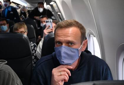 El líder opositor ruso Alexei Navalny en un avión de la aerolínea Pobeda con destino a Moscú antes del despegue desde el Aeropuerto de Berlín Brandeburgo (BER) en Schoenefeld, al sureste de Berlín, el 17 de enero de 2021. 