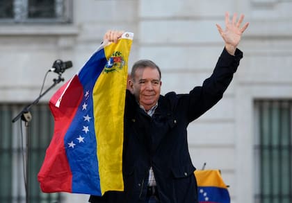 El líder opositor venezolano Edmundo González saluda a sus partidarios en la Puerta del Sol, en el centro de Madrid, España, el sábado 28 de septiembre de 2024.