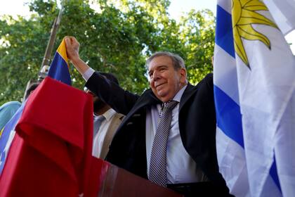 El líder opositor venezolano Edmundo González Urrutia sostiene una bandera uruguaya y otra venezolana frente a la residencia gubernamental en Montevideo, Uruguay, el sábado 4 de enero de 2025.