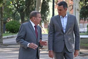 El líder opositor venezolano exiliado Edmundo González pasea junto al presidente del gobierno, Pedro Sánchez, en el exterior del Palacio de La Moncloa, Madrid, el 12 de septiembre de 2024
