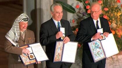 El líder palestino Yasser Arafat, el canciller Peres y el primer ministro israelí, Yitzhak Rabin, tras recibir el Premio Nobel de la Paz en Oslo, en 1994