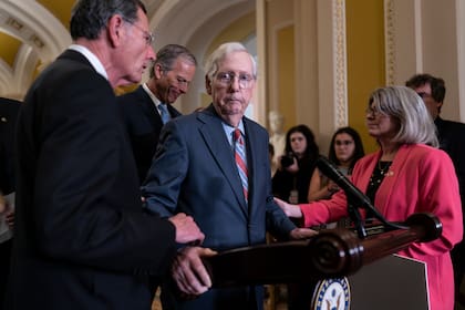 El líder republicano en el Senado, Mitch McConnell, es ayudado por sus compañeros durante una conferencia de prensa, en el Capitolio, en Washington, el miércoles 26 julio de 2023. (AP Foto/J. Scott Applewhite)