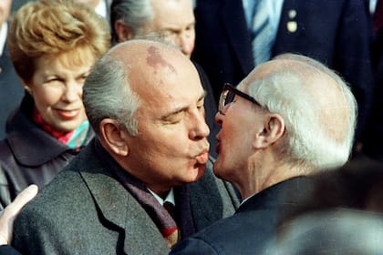 El líder soviético Mijaíl Gorbachov se saluda con el líder de la RDA Erich Honecker, en octubre de 1989