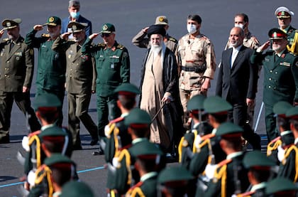 El líder supremo de Irán, el ayatolá Alí Jamenei, centro, revista a cadetes de las fuerzas armadas 