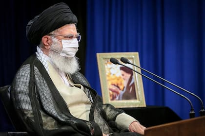 El líder supremo de Irán, el ayatolá Ali Khamenei lo muestra con una máscara protectora, en medio de la pandemia de COVID-19, mientras asiste a una reunión virtual del gabinete en Teherán.