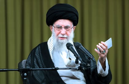 El líder supremo de Irán, el ayatollah Ali Khamenei en una ceremonia para conmemorar la festividad chií del Eid al-Ghadir, en Teherán, Irán, el 25 de junio de 2024