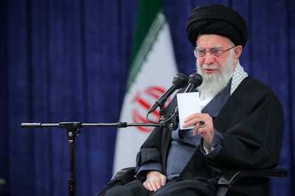 El líder supremo iraní, el ayatolá Ali Jamenei, habla durante una reunión con comandantes de la Fuerza Aérea iraní.