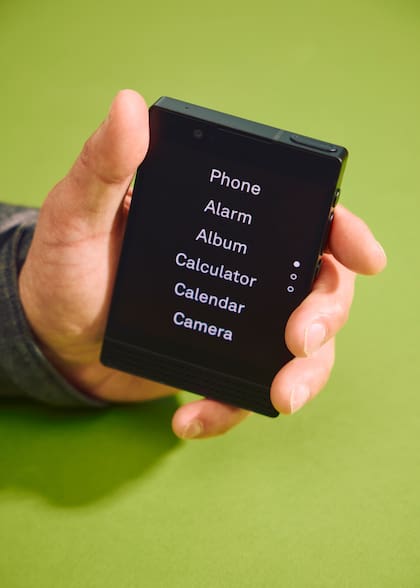 El Light Phone III, con su interfaz sencilla, en marzo de 2025