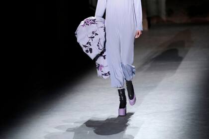 El lila es un tono que volverá a usarse e integra la paleta de invierno de Dries van Noten