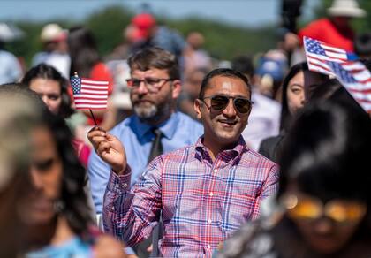 El límite anual reglamentario para el programa de visas H-2B, establecido por el Congreso, asciende a 66.000 visas, las cuales se dividen en dos períodos iguales de 33.000