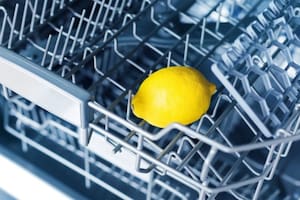 Por qué deberías poner medio limón en el lavavajillas cada vez que lo usas