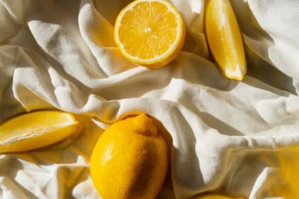 El limón es uno de los frutos ricos en vitamina C (Foto: iStock)
