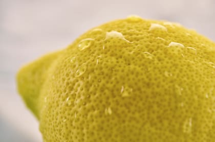 El limón tiene propiedades desengrasantes y antibacterianas, además de un rico olor