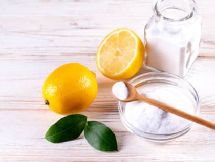 El limón y el bicarbonato son ingredientes comunes en el hogar.