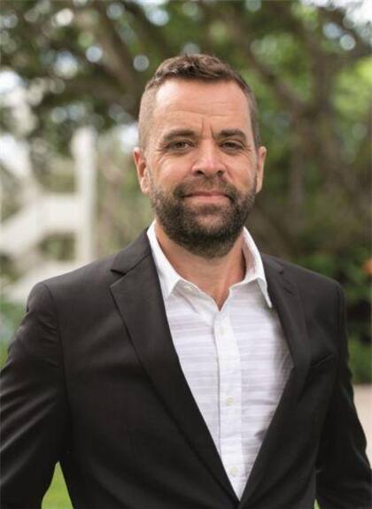 El lingüista estadounidense Caleb Everett pasó parte de su infancia con el pueblo Pirahã, en Rondônia.