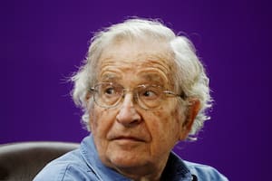 El "asesino de Twitter" se adjudicó la noticia falsa de la muerte de Noam Chomsky, que dejó un tendal de mensajes y memes