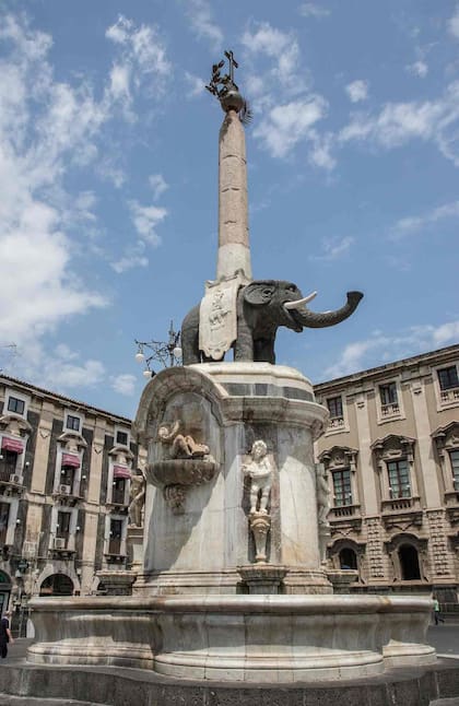 El Liotru, obra de Vaccarini, es el símbolo de la ciudad.