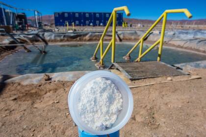El litio, granulado, al fondo las piletas de decantación de la planta piloto de la minera Exar, de Lithium America y SQM. Producira´en 2020 20.000 toneladas al año.