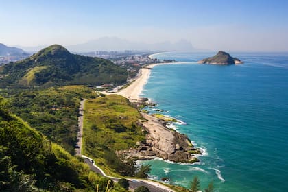 El litoral agreste ofrece 20 km de playas anchas, algunas sólo accesibles a pie.