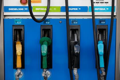 El litro de nafta súper de YPF en la ciudad de Buenos Aires cuesta $837, mientras que la premium, $1033; el gasoil súper cuesta $883, mientras que el diesel premium, $1123