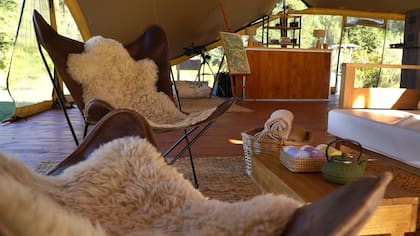 El living, cálidamente ambientado, es uno de los espacios comunes del camp.