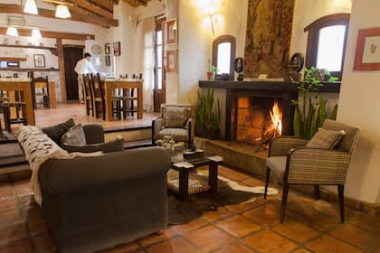 El living - comedor de la estancia era parte del puesto original.