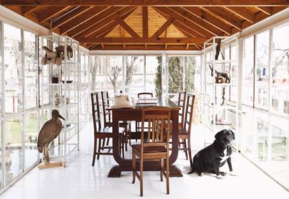 El living comedor está en la parte frontal de la casa; su estructura vidriada deja disfrutar el paisaje del río