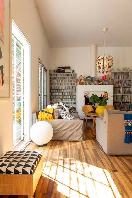 El living comedor tiene salida directa a un patio.